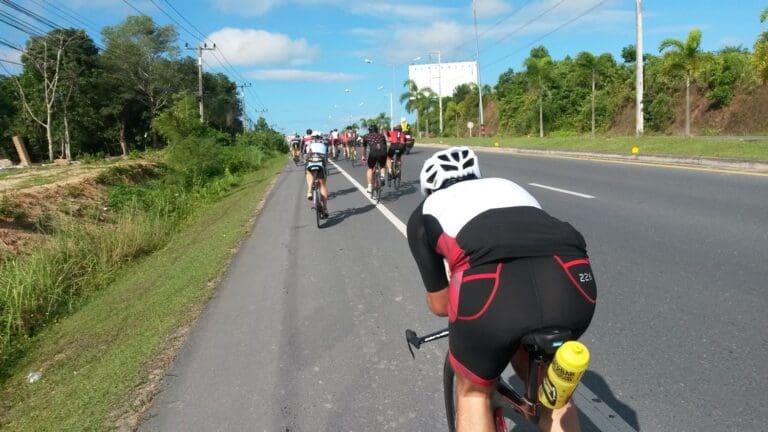 Auf den Seitenstreifen ist auf Phuket viel Platz für Radfahrer