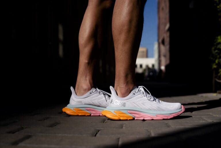 HOKA ONE ONE Clifton Edge: Auffallend ist die neue Formgebung der Laufsohle im Fersenbereich