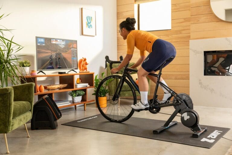 Beim neuen Zwift Hub Play wird virtuell geschaltet - ohne Verzögerung, ohne Kettenabwurf, egal ob unter Höchstbelastung oder beim lockeren Kurbeln