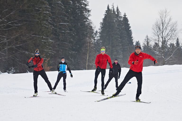 In der Gruppe macht das Skilanglauf-Training gleich nochmal mehr Spaß