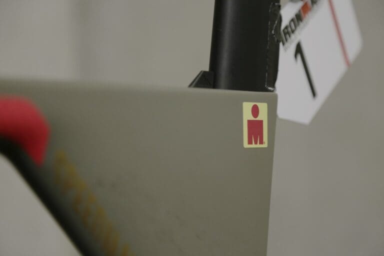 Bei soviel Detailarbeit darf am Ende der "M-Dot" Sticker nicht fehlen. Ein Zeichen, dass das Bike die Rennfreigabe erhalten hat