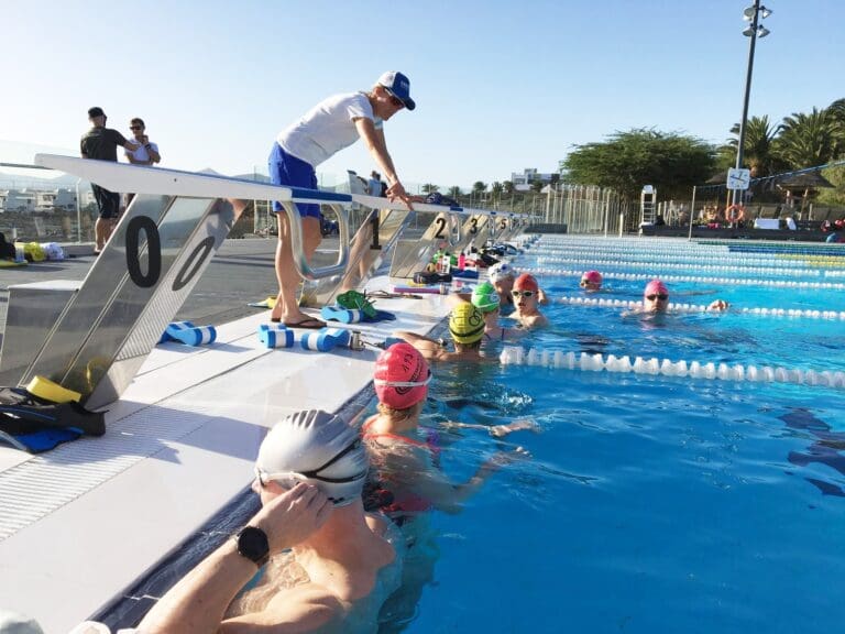 Nicole Leder gibt Anweisungen für die Schwimmgruppe