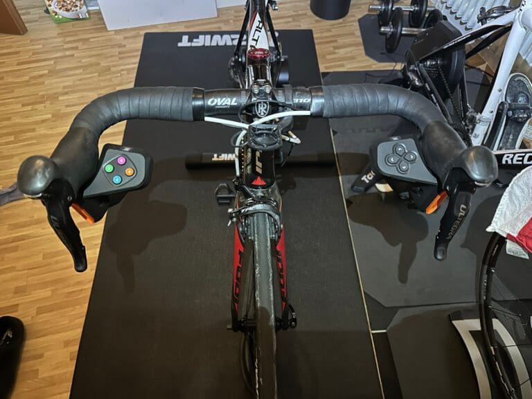 Wir haben unseren Zwift Hub mit dem Upgrade-Kit umgerüstet - virtuell Schalten ist hier auch über die Zwift Play Controller möglich