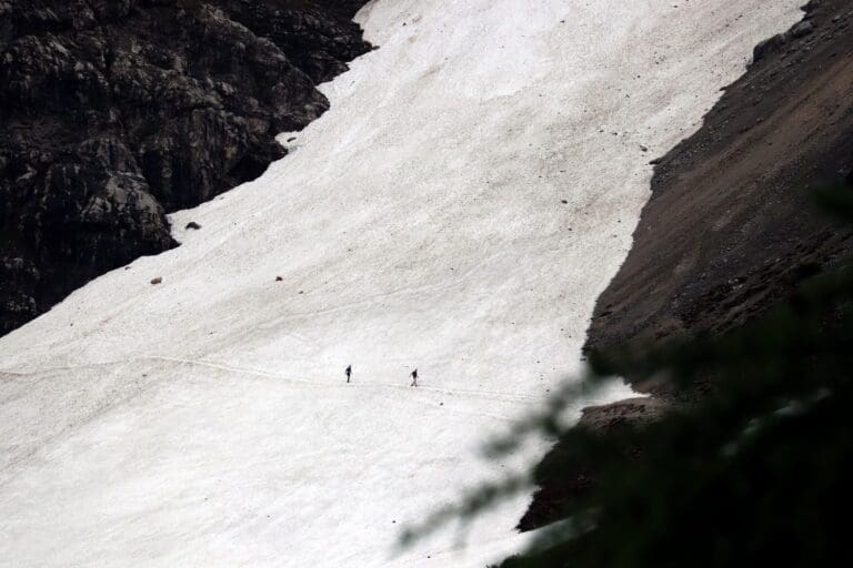 Die Schneefelder als letzte Hürde für die Athleten auf dem Weg ins Ziel