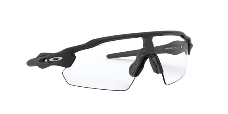 Oakley Radar EV in Pitch Matte Black mit sich anpassender Photochromic Scheibe