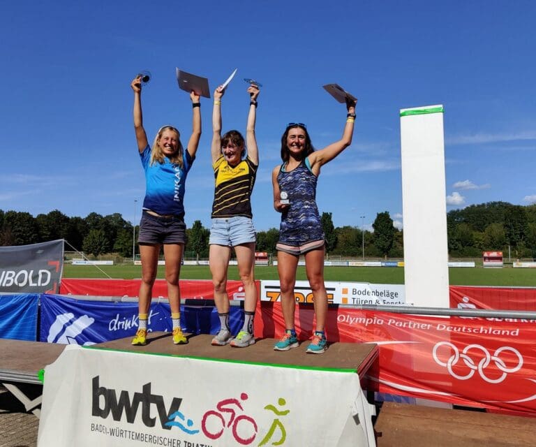 Elena Braun auf dem Podium beim Breisgau Triathlon