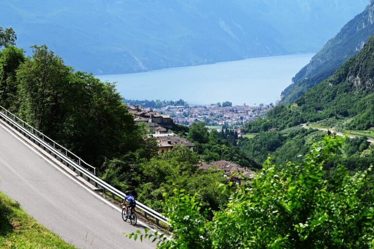 Natürlich stehen wieder Höhenmeter auf dem Programm: Auf 10 Kilometern Länge windet sich die Straße hinauf zum Lago di Tenno