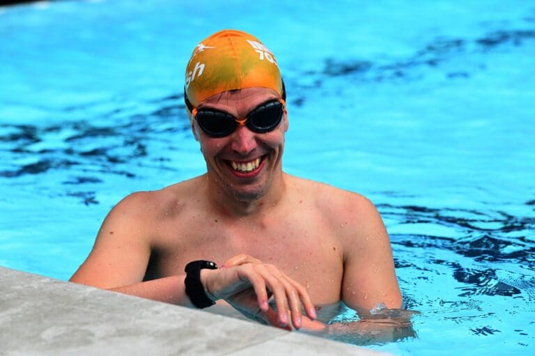 Sven beim Pool-Check im Santa Lucia