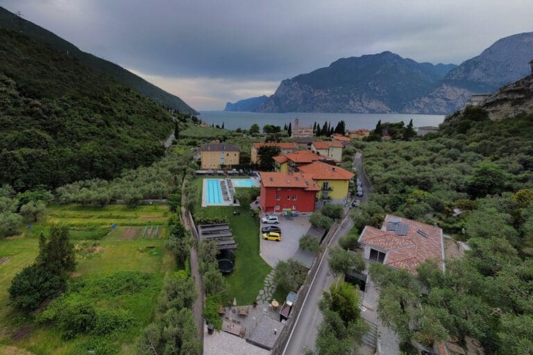 Das Aktivhotel Santa Luica liegt etwas oberhalb von Torbole - Ruhe ist garantiert, auch wenn unten am See das Leben pulsiert.