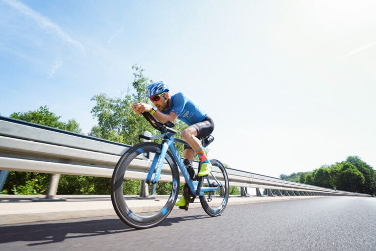 Patrick Lange spult einen Großteil der Trainingskilometer auf seiner Zeitfahrmaschine herunter