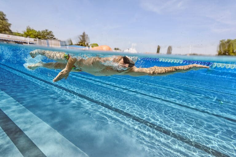 Beim Einsatz von Schwimmhilfsmittel (Pullbuoy, Paddles) rät der King of Kona nicht zu übertreiben