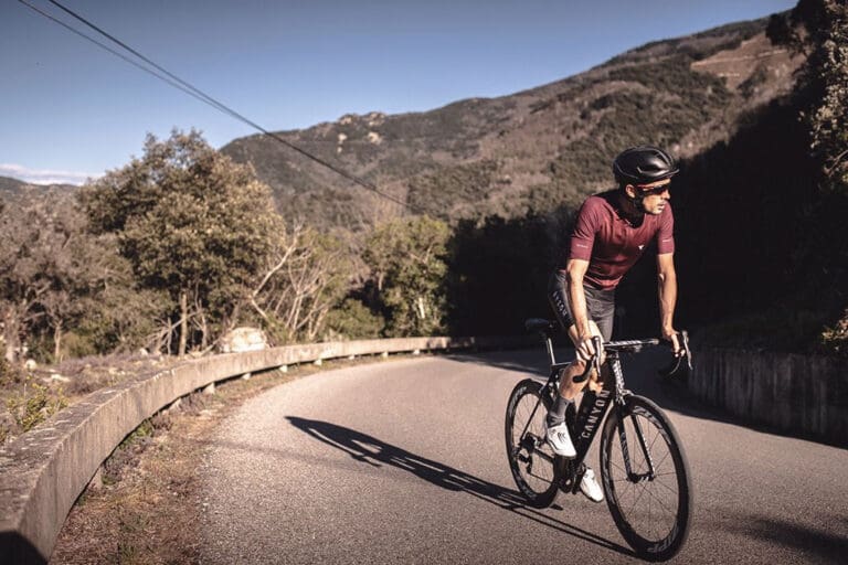 Das Ryzon Generator Bike Jersey kommt mit innovativer Material-Kombination für optimale Aerodynamik