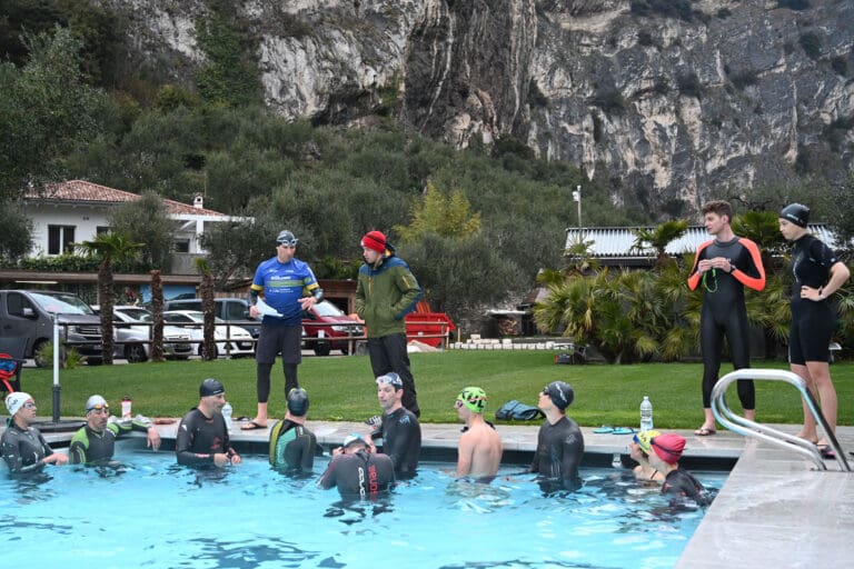 Gemeinsames Schwimmtraining im Pool des AktivHotels Santa Lucia