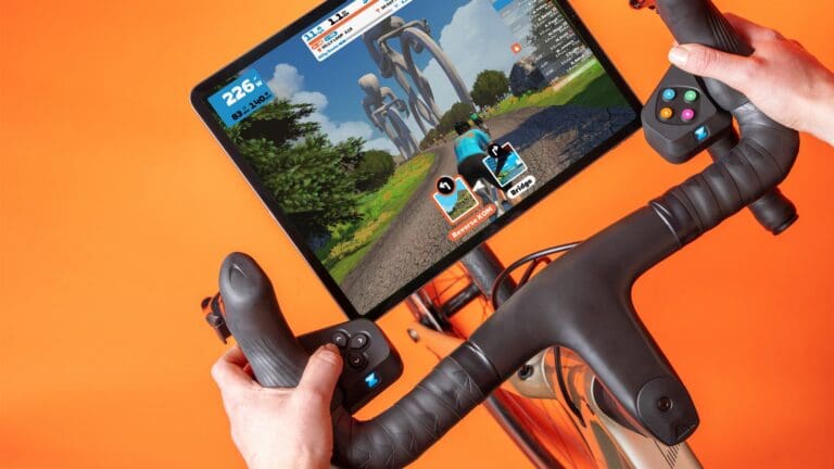 Mit Zwift Play kann die komplette Workout-Steuerung direkt vom Lenker aus vorgenommen werden