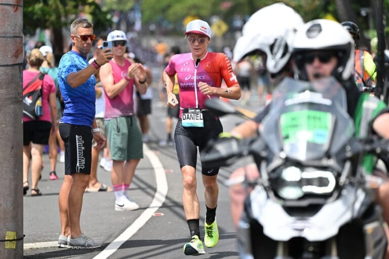 Daniela Ryf geht die Pace der Britin nicht mit. Kann sie nicht, oder will sie nicht überziehen so früh im Marathon?