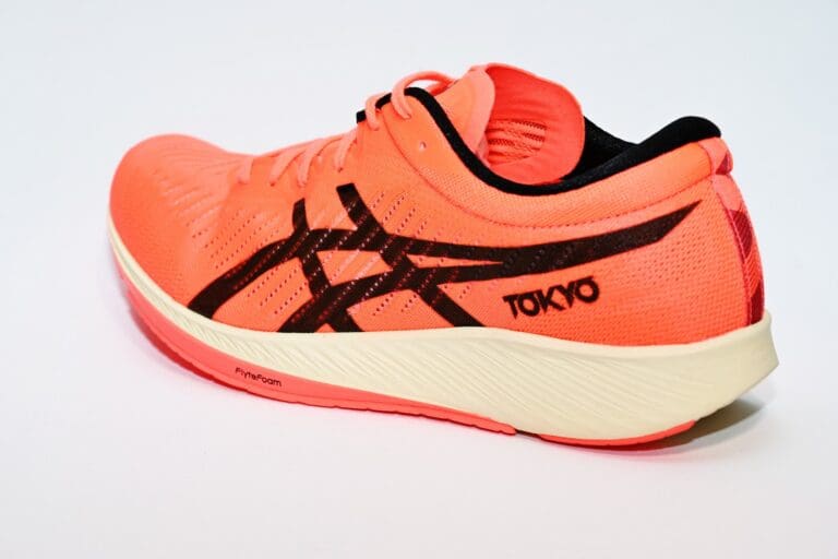 Der TOKYO Schriftzug ziert den Asics Metaracer