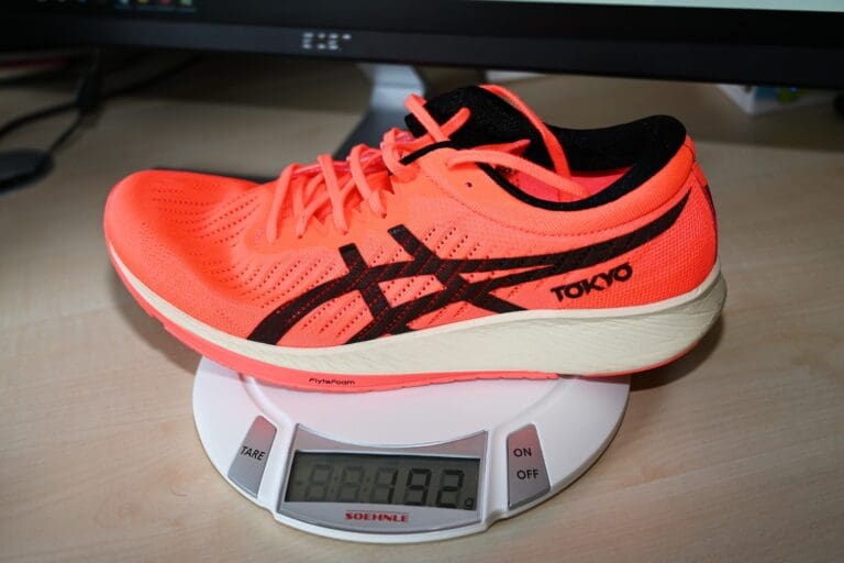 Die 192 g des Asics Metaracer in Männergröße US 9,5/EUR 43,5 sind eine Ansage