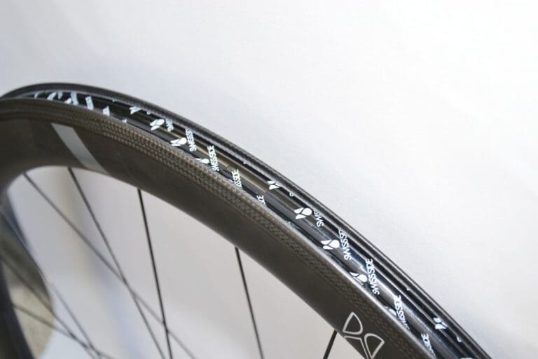 Wir waren im Test mit Clincher-Reifen unterwegs. Die Hadron Classic Laufräder sind allerdings auch "Tubeless ready"