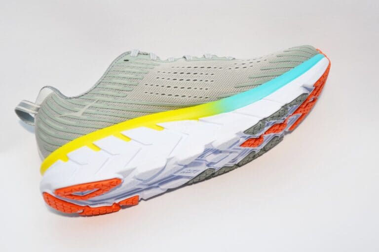 Hoka One One Clifton 5: Superdicke Laufsohle, aber mit xx mm eine moderate Sprengung