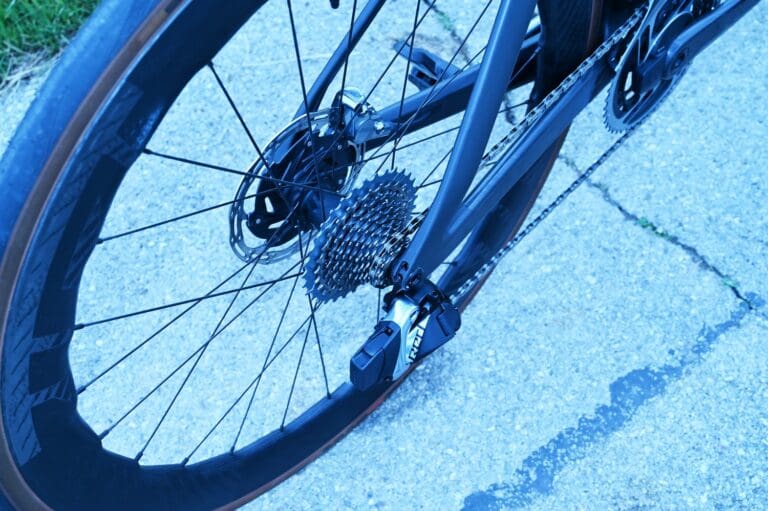 Die 12-fach SRAM RED eTap AXS bietet Übersetzungen für jedes Terrain - egal ob flach oder richtig steil