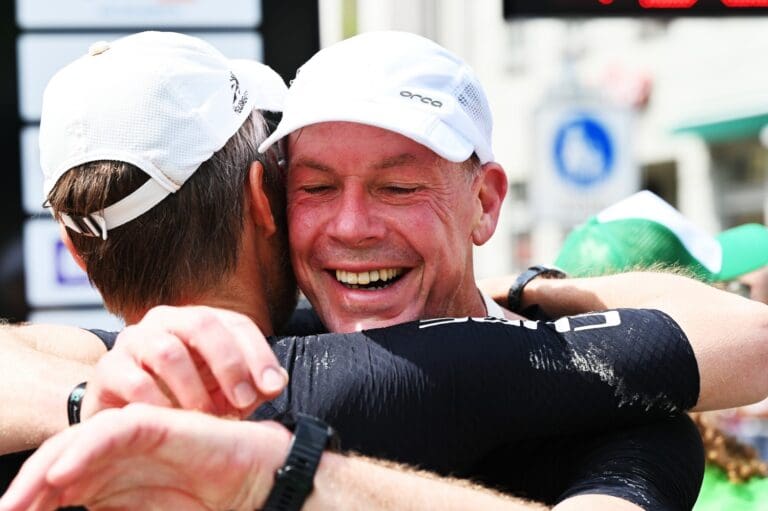 Sky-Fußballexperte Erik Meijer wird im Ziel von seinem Triathlon-Mentor Frank Aurich empfangen