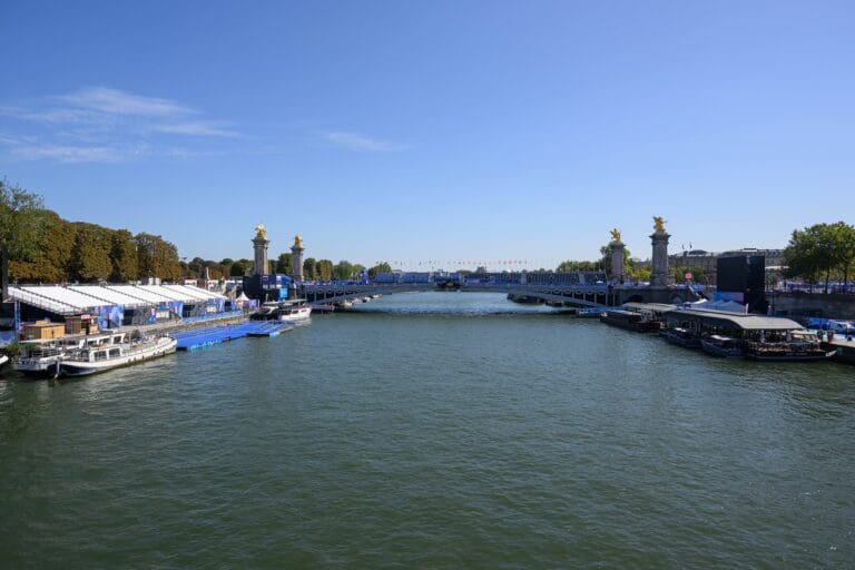 Die Seine mit der  Pont Alexandre III