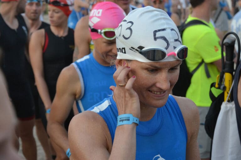 Julia Gajer und Sonja Tajsich auf dem Weg zum Swim-CheckIn