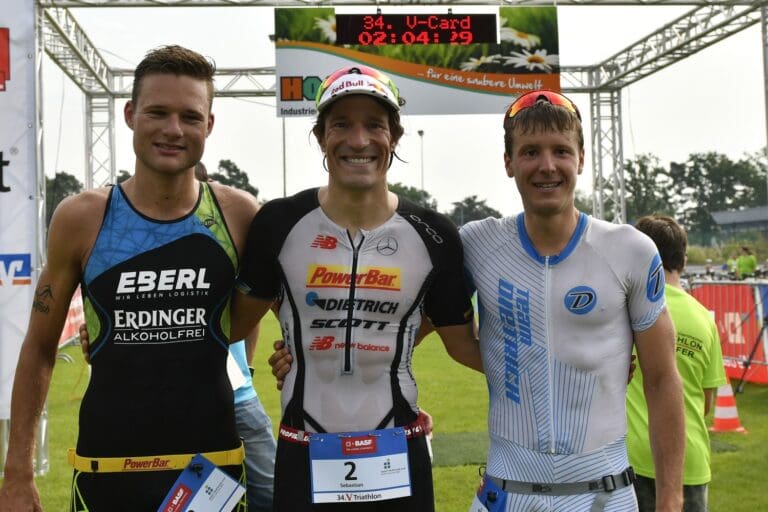 Der Weltmeister eingerahmt: Julian Erhardt, Sebastian Kienle und Markus Rolli (v.l.)