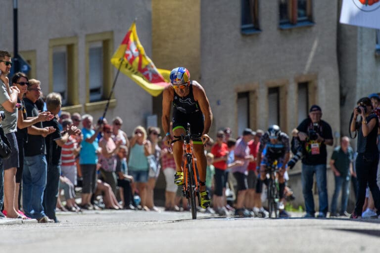 Top unterwegs war auch Thomas Hellriegel. Der erste deutsche Hawaii-Sieger setzte sich in den Top Five fest. Im Laufen zwickte "Hell on Wheels" dann der Oberschenkel - DNF