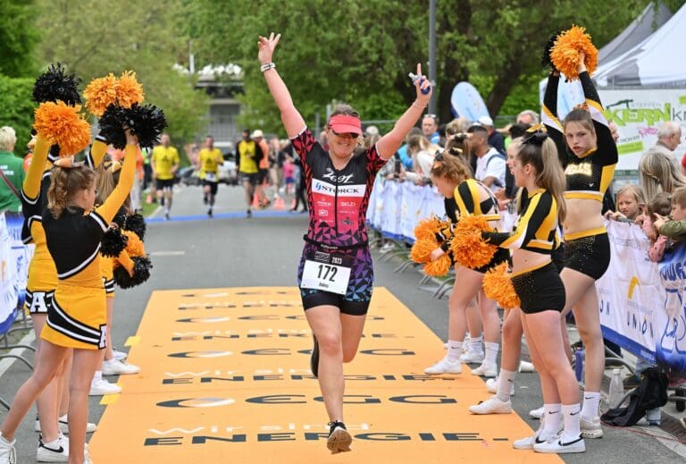 Beste Stimmung an der Finishline des Powertriathlon Gera im Hofwiesenpark