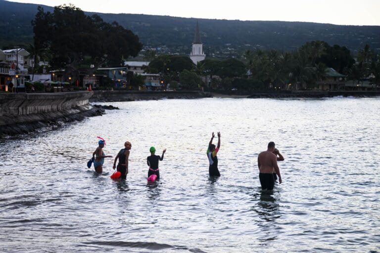 Die ersten Schwimmer und Schwimmerinnen starten schon vor dem Sonnenaufgang - COPYRIGHT: Petko Beier | petkobeier.de