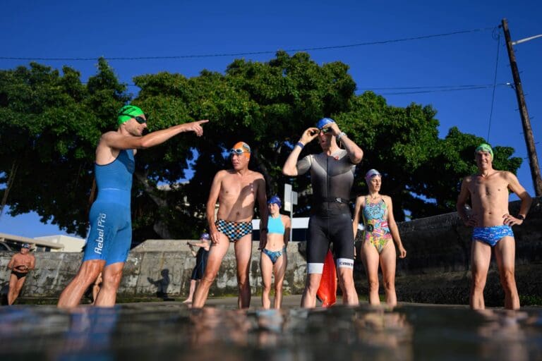 Letzte Absprachen für den gemeinsamen Trainings-Swim - COPYRIGHT: Petko Beier | petkobeier.de