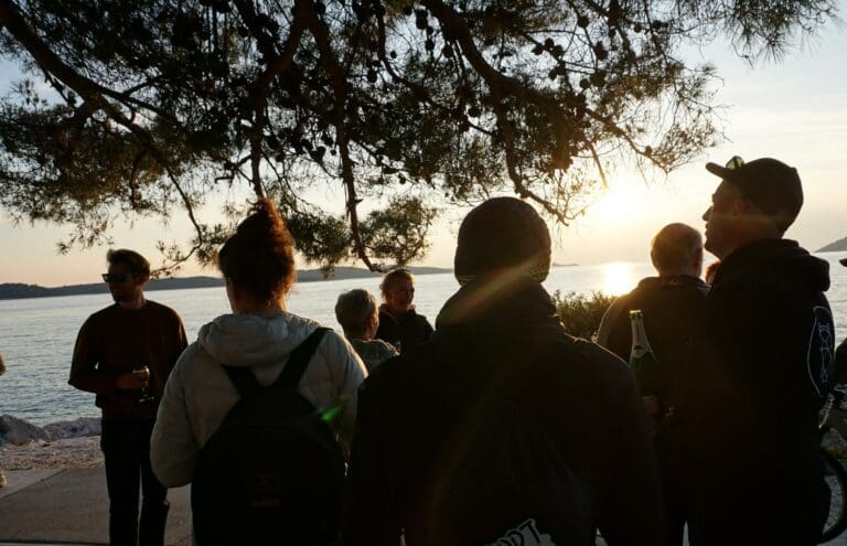 Geselliger "Sundowner" beim snoettri Camp auf Hvar