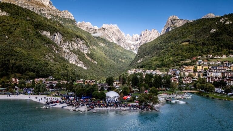 Kaiserwetter bei der Xterra WM 2024 am Lago di Molveno - nur das Wasser war mit 14 Grad Celsius extrem frisch. Deshalb wurde das Schwimmen auf knapp 1000 m verkürzt